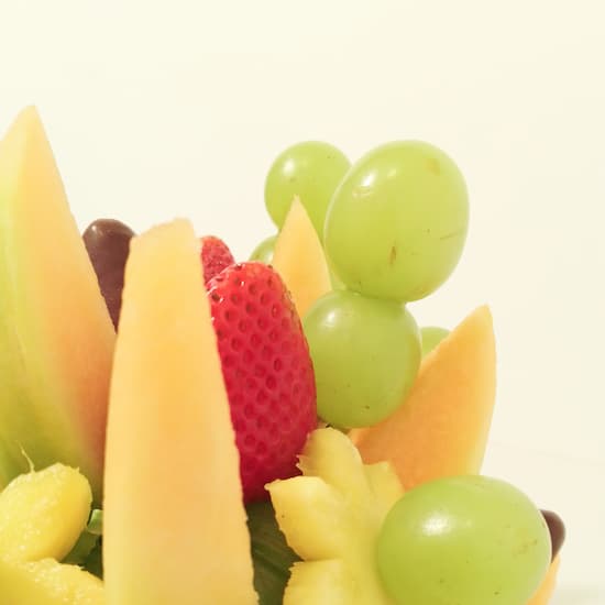 Exquisito frutero para ti. El frutero está compuesto por fresas hidropónicas cubiertas con chocolate amargo, además de piña, melón y uva. Todo esto se presenta en una base de aluminio para una presentación perfecta