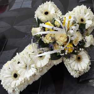 Los arreglos florales para funeral son una forma delicada y reconfortante de transmitir nuestros sentimientos ante tal triste acontecimiento.